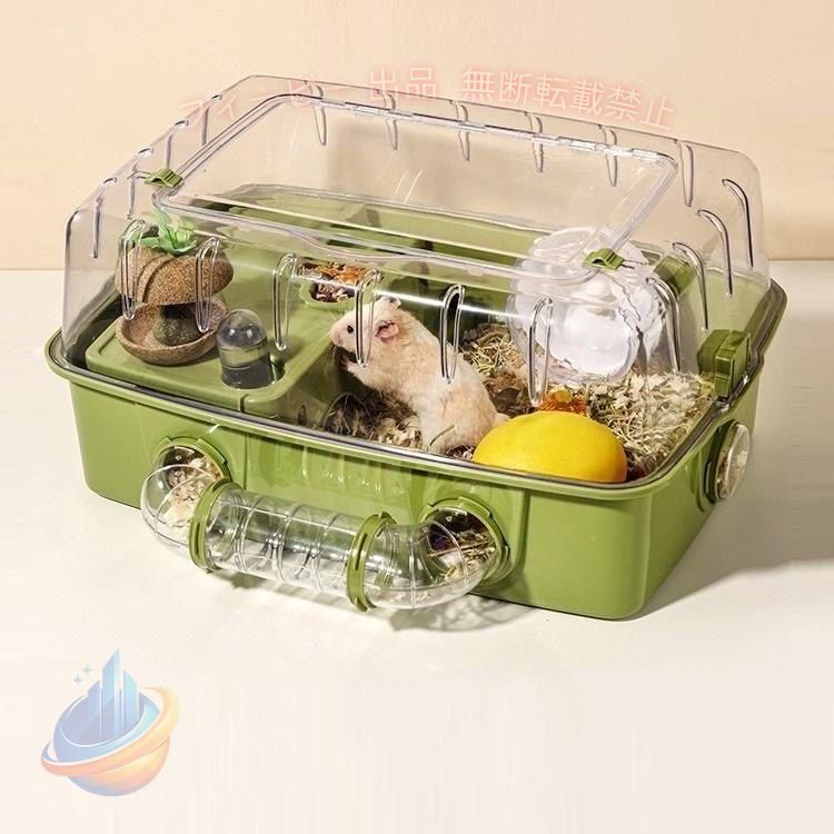 飼育ケージ 給水機 回し車 ペットハウス 小動物ケージ 遊び場 ハムスター 籠 スターターキット 初心者 ギフト プレゼント 玩具シーソ 持ち運び 小動物 ハリネズミ 大きい 大型 持ち運び 掃除しやすい 中が見える 通気 ペット用遊び場 商品説明 商品：ハムスターケージセット 素材：アクリル サイズ：画像に参考 カラー柄：2カラー 特徴 ★飼い始めるのに必要な用品がすべて揃ってこの価格！超お得！ ★広い大空間でハムちゃんが喜びそう♪多頭飼いにも対応！ ★かわいいカラフルな配色で部屋を明るくしてくれる。 ★サイドには取っ手がついてるので持ち運び、移動に便利！ ・ジャンガリアンやロブロフスキーなどの小型のハムちゃんに対応するおしゃれゲージです。（その他にもハリネズミ チンチラ リス モモンガなどの様々な種類の小動物用ペットゲージとしてもご使用頂けます。 ・給水機、回し車、お家が付属しておりますので、こちらのセット一つでハムスターを飼うことができる全部そろった便利なセットです。(付属の給水器は取り付け角度によって水が滴るため、取り付け角度にご注