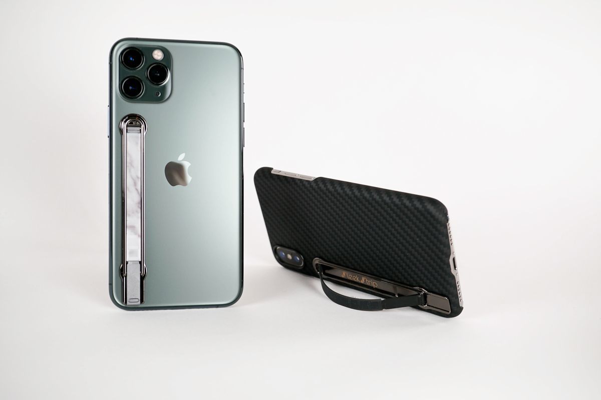 SleekStrip [ベース：ブラック／グリップ：ホワイト SS-01] スマートフォン スマホ グリップ スタンド おしゃれ アクセサリー ワイヤレス充電対応 テレワークや在宅ワークにも最適！