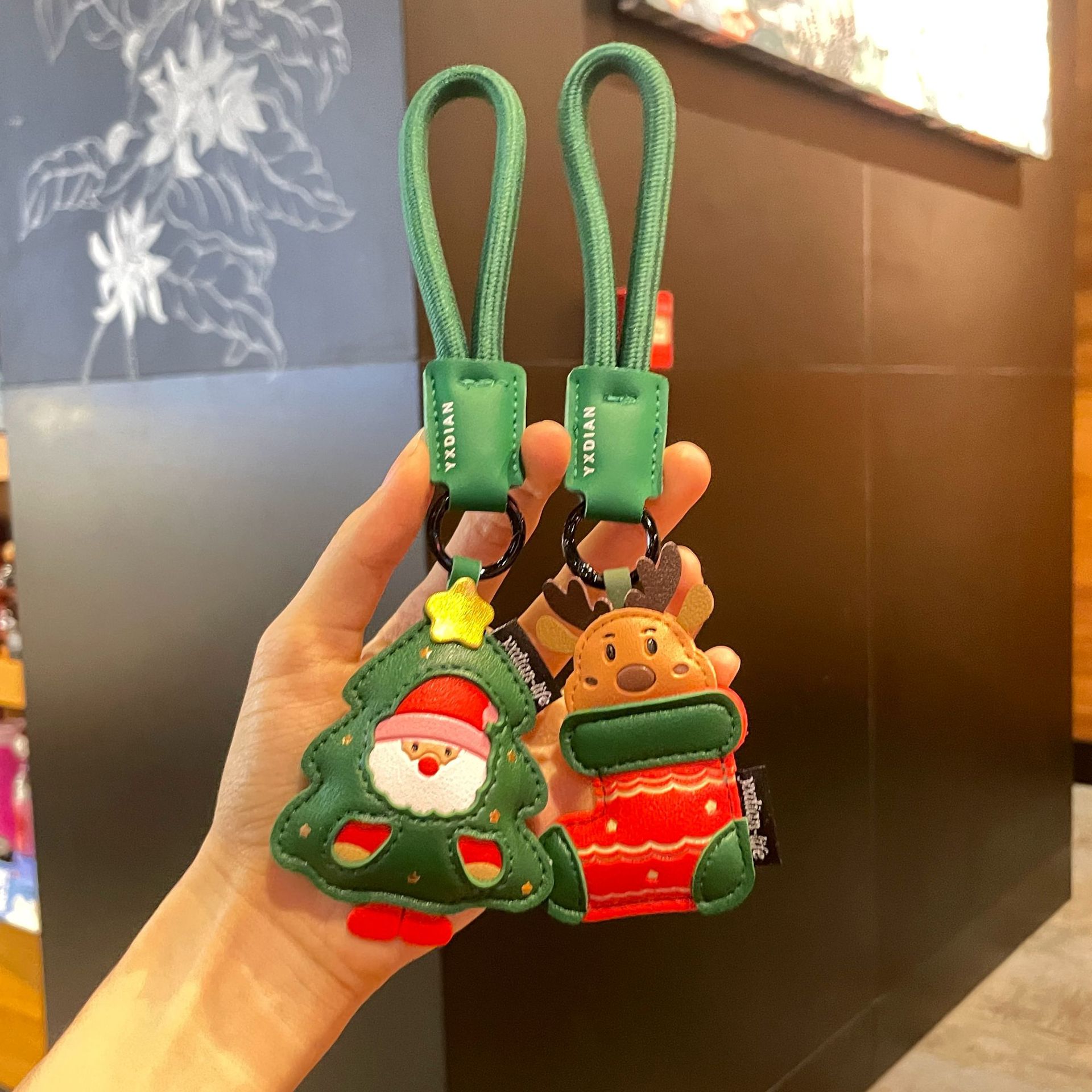 【楽天ス一パ-SALE】クリスマス キーホルダー PUレザー サンタ 可愛い キャラクター おしゃれ ギフト 高級感