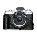 FUJIFILM X-T200 用、レザーボディーハーフケース。 ケースを装着したままバッテリー交換が可能です。 ケースを装着したままケーブル接続、液晶画面の可動が可能です。 ケースを装着したまま三脚・雲台に取り付け可能です。 素材にはコロンビアレザー (本革) を使用しています。 話題のミラーレス一眼カメラ、フジフイルム X-T200。 このカメラを、さらにおしゃれにみせてくれるのがTPカメラケースです。 素材にはコロンビアレザーを使用 (牛本革) 。 底面カバーが開閉するのでケースを装着したままバッテリー交換が可能です。 また、ケースを装着したままケーブル接続、液晶画面の可動が可能となっています。 ケース底面のネジでカメラの三脚ネジ穴としっかり固定でき、ネジには三脚ネジ穴が あるので、ケースを装着したまま、三脚・雲台などに 取り付けも可能です。 ケース底面にはTP Originalのブランドロゴが刻印されています。 カラー：ブラック 材質：牛革（コロンビアレザー） ※当ショップは、TP Original ブランドの日本正規輸入業者・販売店です。 ※モニターの発色の具合によって、実際のものと色が異なる場合がございます。 ※商品は予告なく仕様が変更になることがございます。【TP Original 社認定 正規輸入品】 『FUJIFILM X-T200 用 おしゃれ本革カメラケース』 TP Original / ティーピー オリジナル TB06XT200-BK Leather Camera Case (レザーカメラケース フジフイルム X-T200 用) (FUJIFILM X-T200 用)