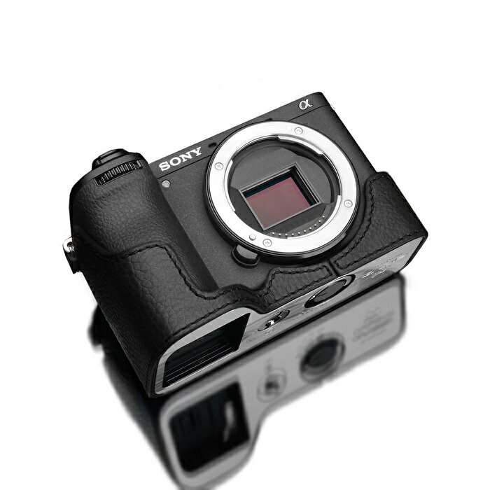 最新デジタル一眼カメラ、SONY α6700用 本革カメラケース。 ハイクオリティーなデザインがボディに華麗にマッチ。 ケース底面には、洗練されたロゴが刻印されています。 ケース底面のGun Shot Ringが三脚ネジになっているので、大切なカメラとケースをしっかり安心固定。 バッテリー窓があるので、ケースを取り外さずにバッテリー交換が可能です。 ブランド：GARIZ / ゲリズ Genuine Leather Camera Half Case (レザーカメラハーフケース) SONY α6700 用 (ソニー アルファ 6700 用) XS-CHA6700BK カラー：ブラック ※モニターの発色の具合によって実際のものと色が異なる場合がございます。 ※商品は予告なく仕様が変更になることがございます。今話題の最新デジタル一眼カメラ、SONY α6700。 このカメラを、さらにお洒落にみせてくれるのが、GARIZカメラケースです。 このカメラケースで持ち歩けば、あなたのカメラもファッションアイテムの一つに大変身!