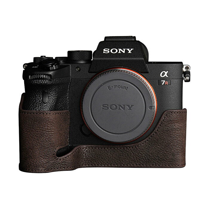 SONY α7R IV 用、レザーボディーハーフケース。 ケースを装着したままバッテリー交換が可能です。 ケースを装着したままケーブル接続、液晶画面の可動が可能です。 ケースを装着したまま三脚・雲台に取り付け可能です。 素材にはコロンビアレザー (本革) を使用しています。 話題のフルサイズミラーレス一眼カメラ、ソニー α7R IV。 このカメラを、さらにおしゃれにみせてくれるのがTPカメラケースです。 素材にはコロンビアレザーを使用（牛本革）。 底面カバーが開閉するので、ケースを装着したままバッテリー交換が可能です。 また、ケースを装着したままケーブル接続、液晶画面の可動が可能となっています。 ケース底面のネジでカメラの三脚ネジ穴としっかり固定でき、ネジには三脚ネジ穴があるので、 ケースを装着したまま、三脚・雲台などに 取り付けも可能です。 ケース底面にはTP Originalのブランドロゴが刻印されています。 カラー：ダークブラウン 材質：牛革（コロンビアレザー） サイズ：W133 x H60 x D71 mm ※当ショップは、TP Original ブランドの日本正規輸入業者・販売店です。 ※モニターの発色の具合によって、実際のものと色が異なる場合がございます。 ※商品は予告なく仕様が変更になることがございます。【TP Original 社認定 正規輸入品】 『SONY α7R IV 用 おしゃれ本革カメラケース』 TP Original / ティーピー オリジナル TB06A7M4-CO Leather Camera Case (レザーカメラケース ソニー α7R IV 用) (SONY α7R IV 用)