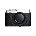 FUJIFILM X-E4 用、レザーボディーハーフケース。 ケースを装着したままバッテリー交換が可能です。 ケースを装着したままケーブル接続、液晶画面の可動が可能です。 ケースを装着したまま三脚・雲台に取り付け可能です。 素材にはコロンビアレザー (本革) を使用しています。 話題のミラーレス一眼カメラ、フジフイルム X-E4。 このカメラを、さらにおしゃれにみせてくれるのがTPカメラケースです。 素材にはコロンビアレザーを使用（牛本革）。 底面カバーが開閉するので、ケースを装着したままバッテリー交換が可能です。 また、ケースを装着したままケーブル接続、液晶画面の可動が可能となっています。 ケース底面のネジでカメラの三脚ネジ穴としっかり固定でき、ネジには三脚ネジ穴があるので、 ケースを装着したまま、三脚・雲台などに 取り付けも可能です。 ケース底面にはTP Originalのブランドロゴが刻印されています。 カラー：ブラック 材質：牛革（コロンビアレザー） サイズ：W126 x H65 x D38 mm ※当ショップは、TP Original ブランドの日本正規輸入業者・販売店です。 ※モニターの発色の具合によって、実際のものと色が異なる場合がございます。 ※商品は予告なく仕様が変更になることがございます。【TP Original 社認定 正規輸入品】 『FUJIFILM X-E4 用 おしゃれ本革カメラケース』 TP Original / ティーピー オリジナル OPFXE4BK Leather Camera Case (レザーカメラケース フジフイルム X-E4 用) (FUJIFILM X-E4 用)