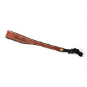 Martin Duke Sven II Leather Hand Strap Red Brown カラー：レッドブラウン 【商品規格】 ・幅の広い接続ひもはクラシックカメラにも最適 ・高品質ロゴ ・マイクロファイバー裏地使用で手首への肌さわりも快適です 【材質】 ・イタリアンプレミアムレザー ・マイクロファイバー 【商品サイズ】 ・長さ：23.5 cm ・幅：2 cm 【商品重量】 ・12 g ※当ショップは、Martin Duke ブランドの日本正規輸入業者・販売店です。 ※モニターの発色の具合によって実際のものと色が異なる場合がございます。 ※商品は予告なく仕様が変更になることがございます。高品質なイタリアンレザーを使用した、ミラーレス一眼カメラやコンパクトデジタルカメラに最適なカメラハンドストラップです。 Martin Duke Sven II Leather Hand Strap Red Brown