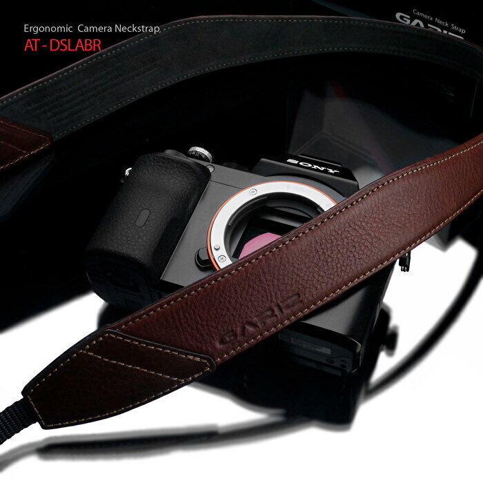 GARIZ Italian Leather with Alcantara カメラネックストラップ AT-DSLABR ブラウン