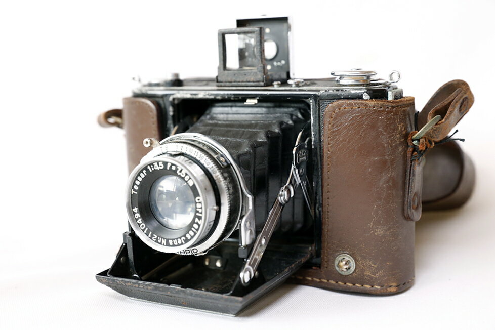 【中古】zeiss ikonta イコンタ ブローニーフィルム 専用皮ケース付 レンズ少しくもりあり ファインダー部少し茶色になっている 動作確認済み