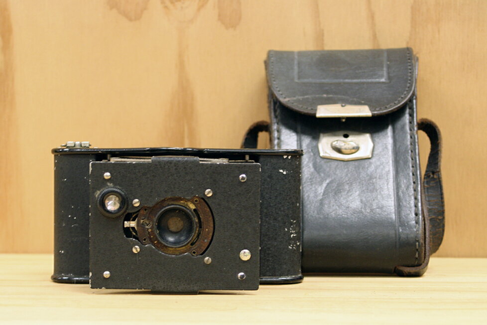 楽天フォトランドトクナガ【中古】インテリアカメラ KODAK コダック USE AUTOGRAPHIC FILM No.A-127 VEST POCKET ジャバラ 蛇腹カメラ アンティーク レトロ 年代物 ケース付き ※撮影不可 カメラ→高さ6cm 横幅12cm 奥行7cm ケース→高さ13cm 横幅8cm 奥行3.5cm （IC-003）