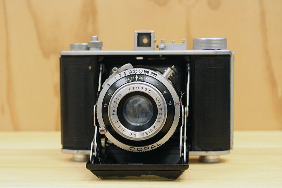 【中古】インテリアカメラ アンティーク オリンパスシックス Olympus Six ジャバラ 蛇腹カメラ レトロ 年代物 1点もの ※撮影不可 高さ10cm 横幅14cm 奥行11cm (IC-009)