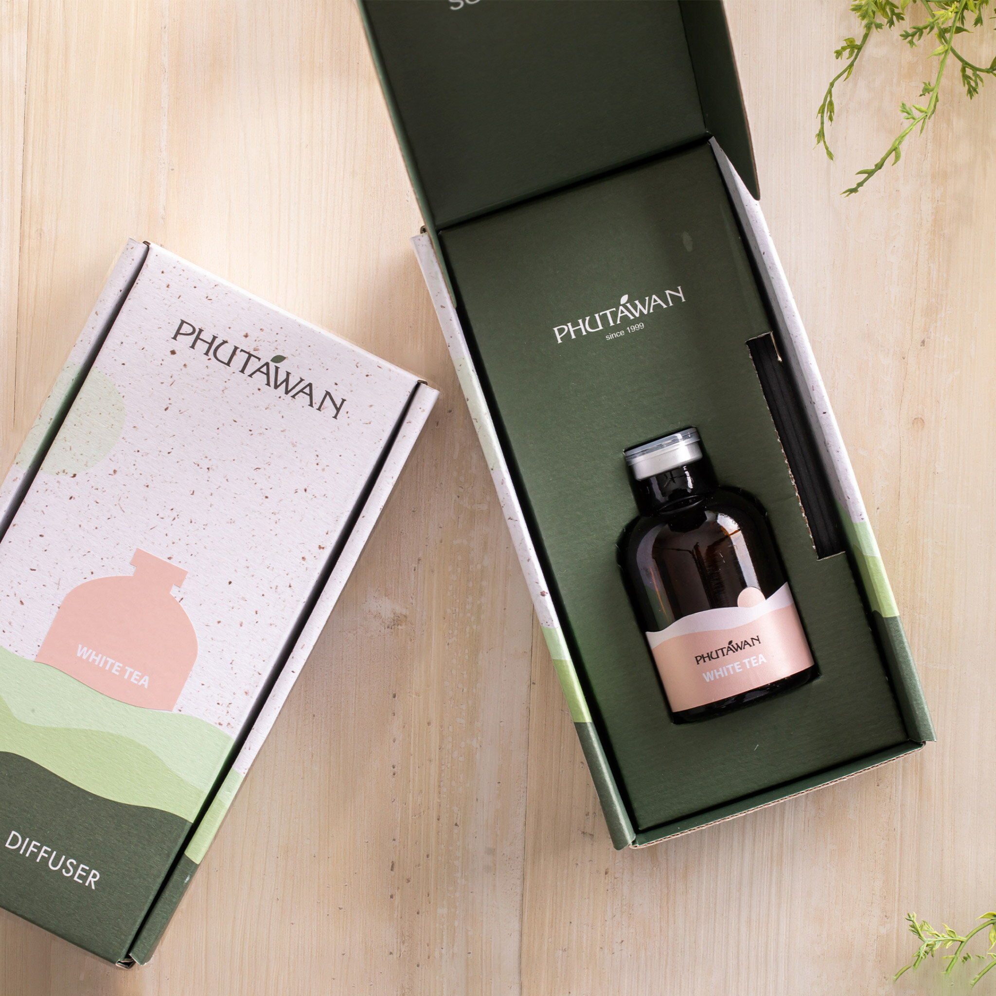 【PHUTAWAN公式】 プタワン ホワイト ティー リード ディフューザー 100mL / 正規品 芳香剤 ルームフレグランス おしゃれ いい香り 可愛らしい香り 紅茶のような香り 引越し祝い 新生活 玄関 アロマ ギフト 贈り物 女性人気 プレゼント タイコスメ 3