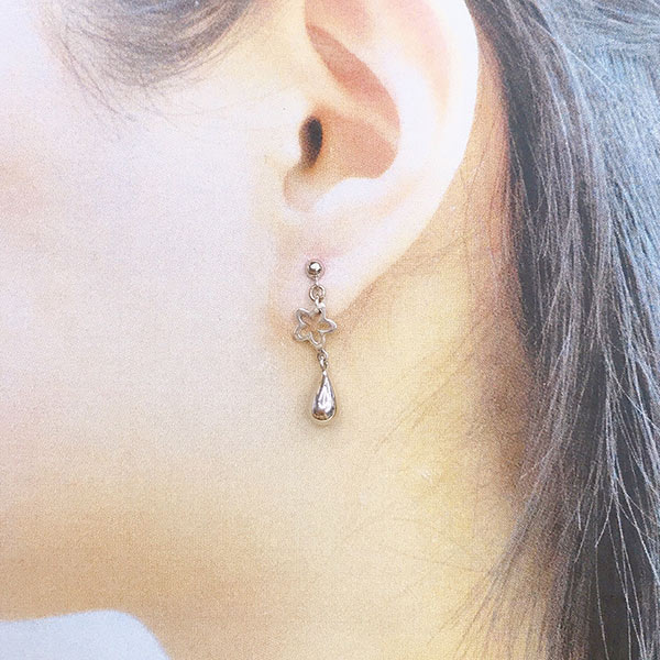 ジュエリー 神戸ピアンジのk18wg フワラー ドロップ ピアス 花 雫 ジュエリー 地金 18金ホワイトゴールド レディース 誕生日 記念 ギフト バースデー プレゼント 成人 お祝い 母の日 ご褒美 しずく 涙 ティアドロップ シルバーカラー 揺れる 雨 朝露｜アングル2