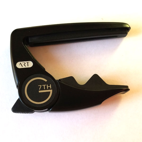 G7th Performance 3 ART Capo Black 2004年の発売開始とともに、瞬く間に世界中のプレイヤーに広まったG7th Performance Capo。15年を経た2019年、革新的な機能「ART」を備えた「G7th Performance 3 ART Capo」が登場！重量は約63gです。 ART：指板・フレット・1〜6弦が成すカーブと押弦時の負荷に対し、最適な形状へと柔軟に変化します。最小限の圧力で弦を抑える事が可能な為、チューニングの精度が向上し、ビリつきを抑えます。（ART：Adaptive Radius Technology／US Patent No:6635813 申請中…2019.2.18現在）