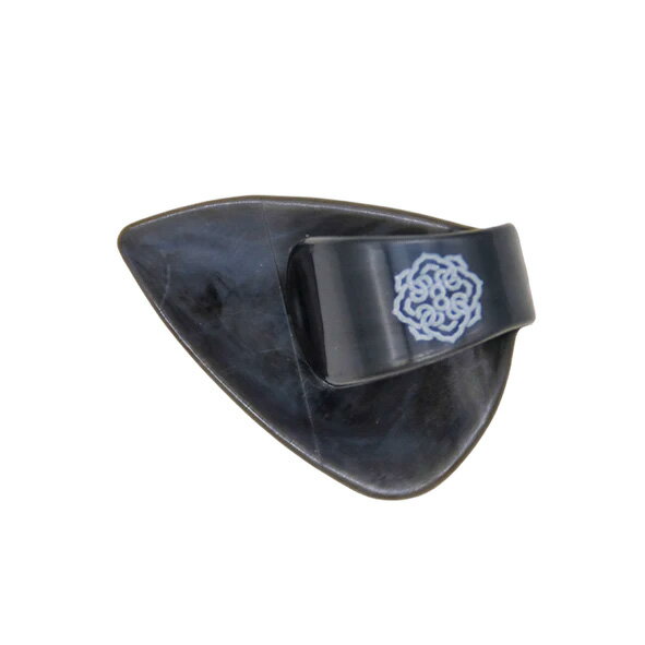 マスター8 PICK - Finger Pick VPS PICKは“人差指”に装着するタイプとなっており、従来のフラットピックによるストローク・スタイルと3フィンガー・アルペジオなどの指弾きを瞬時に切り替えることが可能。製品名の“Various Picking Styles”が示すとおり、演奏表現の可能性を格段に広げてくれるアイテムだ。ギタリストはもちろん、ピック弾き、2フィンガー、スラップをシームレスに切り替えながら演奏できるということで、ベーシストにとっても要注目のピックだ。ピックの素材は、優れた剛性と音の立ち上がり、弦離れを実現する最新素材のINFINIX-Uを採用。指の大きさに合わせてLARGEとMEDIUMの2種類がラインナップしている。 サイズ：MEDIUM(黒)/LARGE(黄 材質：INFINIX-U 販売単位：1枚