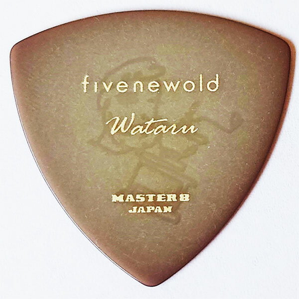 マスター8　"WATARU (FIVE NEW OLD)" Signature Model ピック 素材：D-801 形状：トライアングル 厚さ：0.7mm 加工：Rubber Grip 販売単位：1枚 Gt＆Key WATARUはベースモデルにD-801をセレクト。レギュラーモデルにはない0.7mmを採用し幅広いプレイに対応。両面にオリジナルデザインのラバーグリップを施しています。