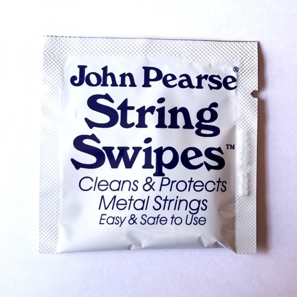 ジョン・ピアース　ストリング・クリーナー　パッケージ　1枚での販売 ストリングスワイプスが小袋にパッケージングしてあります。 ＊パッケージングにより長期保存が可能です。 接点復活剤の名門アメリカ ケイグ社がジョンピアスのために特別に調整したCAIG DeoxlTを浸潤させた布片です。抜群のクリーニング作用とナノレベルのバリヤーを弦の表面に形成し弦の寿命を伸ばします。 使用方法：弦を張り替えた時、演奏する前、演奏後、袋から取り出して弦を拭くだけで効果が得られます。 注意：ウェットテッシュのように湿っているわけではございません。 乾燥しているようでも、拭いていただければ、十分に効果が出ます。