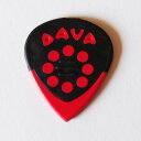 Jazz Grip Delrin Dava Controlをさらに発展させ、ラバーグリップでプラスチックピック部をマルチモールディングしたピックがGrip Tipsです。マルチゲージの特長はそのまま、コントロールの幅が拡がります。 Jazz Grip ピックはGrip TipピックをベースにJazzピックとしての特徴を持たせたモデルです。 Grip Tipのホールド性や操作性はそのままにピック全体をコンパクトに、ピック先端もシャープな成型がされています。 Tip部にピック素材としてスタンダードなデルリンを採用したモデルです。 DAVA CONTROL PICK DAVAのコントロールピックは真ん中の部分が薄くなって、持つ位置によりシナリが変化するため、一枚のピックで、ソフト、ミディアム、ハードの反応の使い分けができ、サウンドの変化が得られるUSA特許の画期的なピックです。プレー中においても、たとえばストロークプレー時は少し上を持ち、リードプレーなら下までつかむことで、1枚で瞬時にいろいろ使い分けができます。 形状：ジャズ型 材質：デルリン 販売単位：1枚 マルチゲージデザイン made in USA