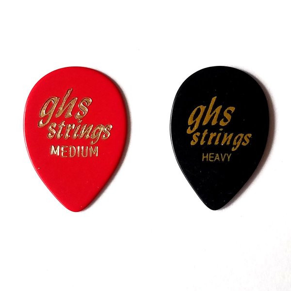 GHS Strings Picks　S 現代的な削れにくいピックに反し、昔ながらの材質ならではの削れ易さが、玄人ウケする弾き心地を提供します。 形状：スモール・ティアドロップ カラー：厚さ毎に色分け 販売単位：1枚 厚さ： Medium A60　JAN:4949748050457 Heavy A61　JAN:4949748050242