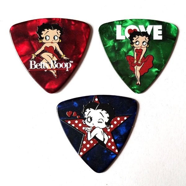 GROVER ALLMAN　ベティ・ブープ Betty Boop 日本では『ベティちゃん』の愛称で親しまれているアメリカのアニメキャラクターです。1930 年の登場以降、90 年近くにわたりセックスシンボルとして世界中で親しまれています。 近年ではファッションブランドとのコラボレーションも多くみられ、その人気は衰えることを知りません。 形状：デルタ 販売単位：1枚 COLOR: RED JAN: 4562413311723 商品コード: GA-BBR COLOR: GREEN JAN: 4562413311730 商品コード: GA-BBG COLOR: BLUE JAN: 4562413311747 商品コード: GA-BBB