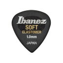 Ibanez　エラストマー (by 東レ・デュポン ピック)：“EL” series ・ポリエステル・エラストマー(by 東レ・デュポン）を素材として使用した、新感覚ピック ・強強度と高耐久性、良反発弾性素材のため、擦り減りにくく、弦のはじきやすさは抜群です。 ・高消音性により、弦との接触時（＝ピッキング時）のノイズを従来のピックとは比較にならないほど低減します。 ・高耐衝撃性により、弦タッチ/あたりが丸く、なめらかでしっとりとした弾き心地を実現します。 ・どちらも弾性を感じられる硬さですが、SOFTはより柔軟で、特にメロウなフレーズに最適です。 形状：ショート・ティアドロップ 厚さ：1.0mm 材質：エラストマー 硬さ：SOFT（ソフト）、HARD（ハード） 加工：サンドグリップ 販売単位：1枚 EL16ST10S-HBK JAN:4549763281715 SOFT, 1.0mm EL16HD10S-HBK JAN:4549763281708 HARD, 1.0mmピックの素材に由来するピッキング時のノイズはその素材によって様々で、時に良い”味”となることもあれば、時には単に雑音として耳障りと思うことも有るでしょう。もちろんピックには弦と指とを媒介するという”プレイヤーとギターとの懸け橋”としての重要な役目があり、弾き心地、タッチ、求める音色やニュアンスへの影響度合などの理想は人それぞれでまた様々です。 なるべくノイズを減らし、音の角を丸め、しっとりとした音を求めるためのピック。温かみのあるトーンで弾くどちらかというとアコースティックなフレーズにぴったりのピック。 ピックの素材としては初めて採用されるこの素材：エラストマー（by 東レ・デュポン）によって、Ibanezはその答えに辿り着きました。これまで体験したことの無いこの弾き心地とサウンド、トーンは、ピックによるサウンドへのアプローチに新しい次元を拓くことでしょう。 ・素材の硬さはHARDおよびSOFTの2種類 どちらも弾性を感じられる硬さですが、SOFTはより柔軟で、特にアコースティック楽器に最適です。