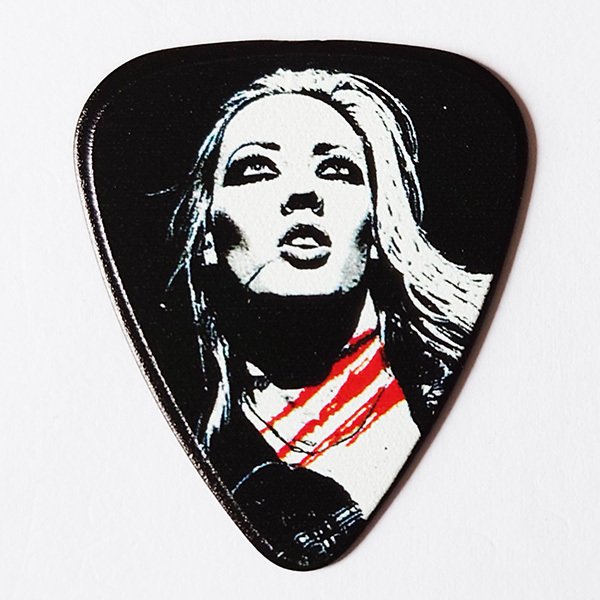 GROVER ALLMAN　Nita Strauss　シグネイチャーピック　BLACK 形状：ISOシェイプ 厚さ：0.65mm 材質：デルリネックス 販売単位：1枚 Nita Strauss Alice Cooper Bandのギタリスト。 ソロ活動も有名で、アメリカの雑誌Guitar Worldで知っておくべき10名の女性ギタリストのトップに選出されている。 アイバニーズからシグネイチャーギターが発売されたことも話題に。