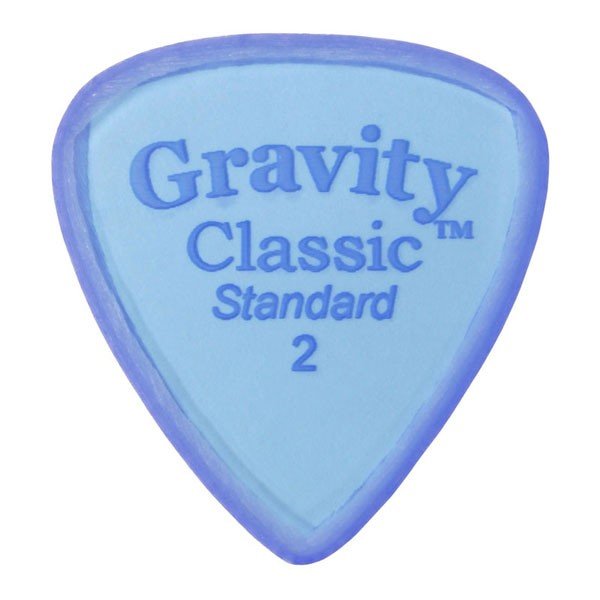 グラヴィティ ギター ピック　Classic - Standard, Master Finish 形状：ティアドロップ 厚さ：2.0mm, Blue 材質：アクリル 加工：Master Finish(Unpolished) 販売単位：1枚 Master Finish(Unpolished) ピックのエッジをあえて磨き上げず、そのままの状態で仕上げられるマスターフィニッシュ。 弦を滑らかに滑るポリッシュ仕上げに比べ、若干の手応えを感じる弾き心地と、よりブライトなサウンドを生み出します。グラビティギターピックは、ハンドメイドでピックを製作するアメリカのブランド。アクリル素材を職人の手によりひとつひとつ丁寧に加工され作られるピックは、美しく磨き上げられ、手に馴染む使い心地と、スムースな演奏性、すばらしいトーンを生み出します。 アクリルを使用し独特のエッジデザインを採用する事で、速くラウドなプレイにも対応。一般的なピックに比べ耐久性も高く、同じトーン、同じ演奏性で長期間使用できるのも特徴です。 その他のGRAVITYピックを探す
