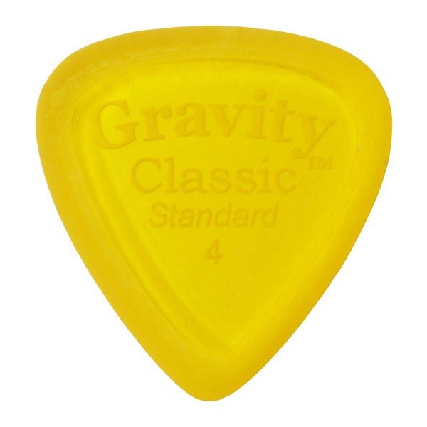 グラヴィティ ギター ピック　Classic - Standard, Master Finish 形状：ティアドロップ 厚さ：4.0mm, Yellow 材質：アクリル 加工：Master Finish(Unpolished) 販売単位：1枚 Master Finish(Unpolished) ピックのエッジをあえて磨き上げず、そのままの状態で仕上げられるマスターフィニッシュ。 弦を滑らかに滑るポリッシュ仕上げに比べ、若干の手応えを感じる弾き心地と、よりブライトなサウンドを生み出します。グラビティギターピックは、ハンドメイドでピックを製作するアメリカのブランド。アクリル素材を職人の手によりひとつひとつ丁寧に加工され作られるピックは、美しく磨き上げられ、手に馴染む使い心地と、スムースな演奏性、すばらしいトーンを生み出します。 アクリルを使用し独特のエッジデザインを採用する事で、速くラウドなプレイにも対応。一般的なピックに比べ耐久性も高く、同じトーン、同じ演奏性で長期間使用できるのも特徴です。 その他のGRAVITYピックを探す
