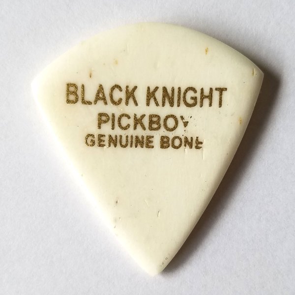 ピックボーイ ASSUR Genuine Cow Bone 形状：BLACK KNIGHT 厚さ：約2.0mm 素材：ボーン(牛骨) 販売単位：1枚 Hand Made in India 〜アシュラピックのGOOD POINT〜 □手の重みがのりやすく、先端に力が集中しやすい形です。 □ピックの幅の狭さにより、弦を素早く通過する為、弦振動をスポイルするのを抑えます。 □硬く厚みのあるピックの為、ピックをしならせるのではなく、弦をしならせて弾くタイプで、フィンガリングにも好影響があります。 □シンプルな形で、完成度が高く、ピックアップ交換した時のような、音の変化を感じることができます。 □エッジも滑らかで、職人が一枚一枚丁寧に仕上げています。 牛骨製ピックは、硬く、削れが少ないピックです。昔から、ギターナット等に使用される素材で、弦の「滑り」が良く、サスティーンの伸びが期待できる1枚です。硬く、厚みのある割に滑らかな感触です。 ※天然素材を一つ一つ職人の手によって仕上げておりますので、色、形、質感、厚さなど若干異なりますことをご了承ください。PICKBOYの阿修羅ピックは力学的に鳴らす事を考えて作られたピックです。手の重みが乗りやすく先端に力が集中しやすい形です。弦振動のスポイルを抑えられ、フィンガリングに影響が出やすいサイズです。ピックアップを交換したかのような音の変化が期待できます。
