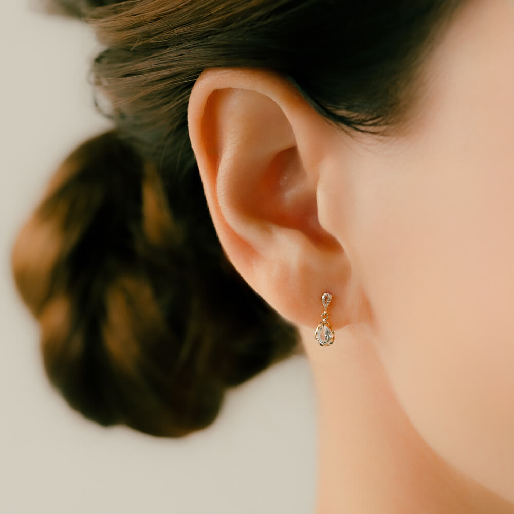 K10ホワイトトパーズ │ ペア―シェイプのトパーズが揺れるかわいい軟骨ピアス・金属アレルギー対応K10金ゴールド・内径14G/16G