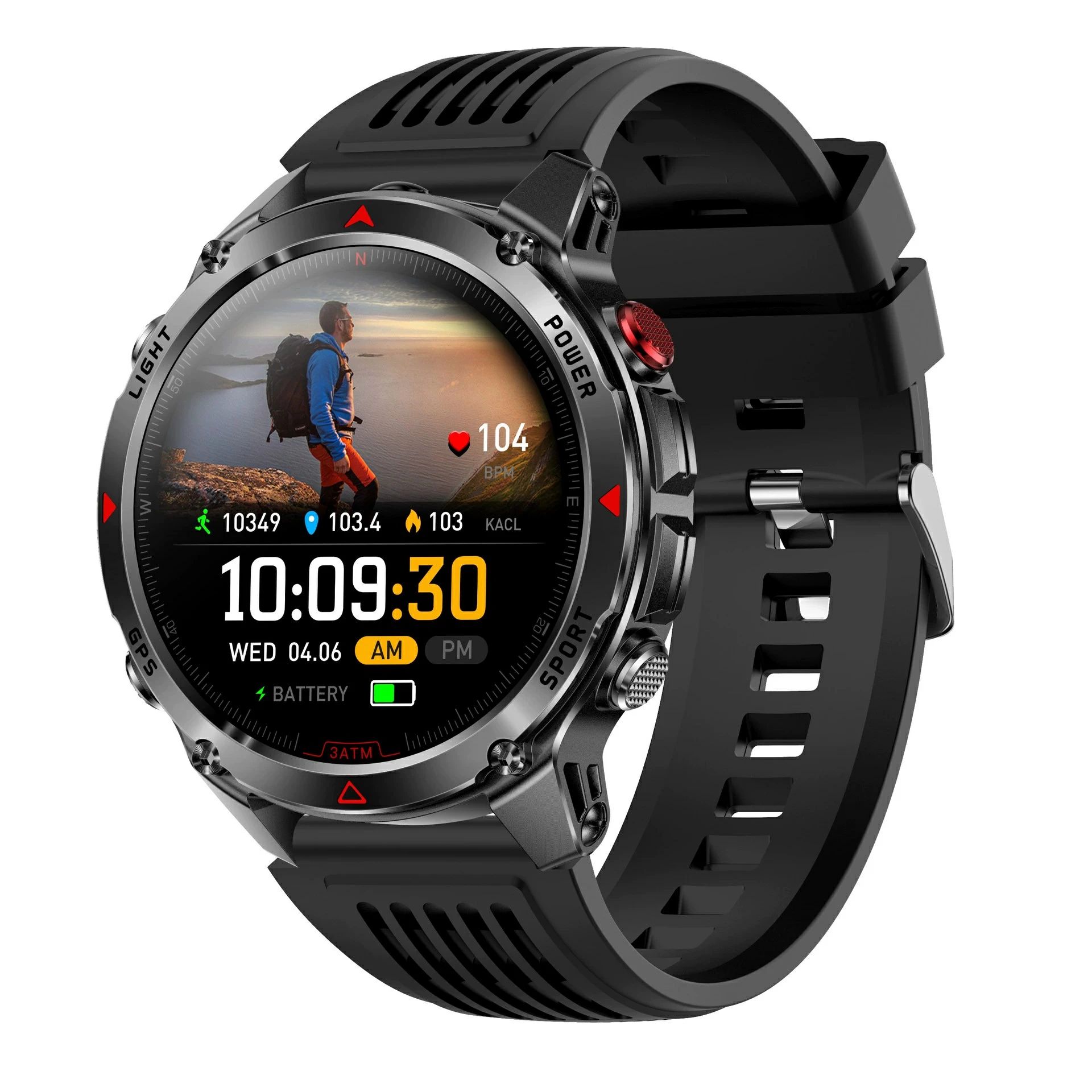 【商品説明】 【軍用規格設計＆IP68防水防塵性能＆長時間バッテリー＆1.46インチ大画面】軍用規格に準拠した堅牢な設計で、衝撃・高温・低温・防塵といった厳しい条件に耐えられるタフネスモデルです。登山やキャンプなどのアウトドア活動はもちろん、砂埃の舞う工事現場や気温差の激しい環境下でも安定して動作し、頼れるパートナーとなります。耐摩耗性に優れた素材と傷に強いガラスを採用し、日常生活の小さな衝撃から過酷な環境まで安心して使用できます。さらに、IP68等級の防水防塵性能を備え、雨の日のランニングや手洗い時、アウトドアでの突然のスコールにも対応。汗や水しぶきを気にせず、スポーツや旅行中も着けたまま快適に使えます。水泳などの日常的なシーンでも取り外す必要がなく、アクティブなライフスタイルに最適です。また、大容量バッテリーを搭載し、日常的な使用で約7～10日間持続可能。待機モードではさらに長時間使用でき、長期の出張や旅行、電源の確保が難しいアウトドア活動でも充電の心配を減らします。軍用規格の堅牢性とIP68の高い防護性能、そして長時間バッテリーの組み合わせにより、日常から冒険まで、あらゆる場面で安心して使用できるスマートウォッチです。1.46インチのIPSフルタッチスクリーンは360×360の高解像度を誇り、鮮やかな色彩とクリアな表示を実現。運動中でも視認性が高く、メール・LINE通知・通話情報を一目で確認できます。さらに抬腕点灯機能により、手首を上げるだけで画面が瞬時に点灯し、時間やメッセージを即座に把握。屋外ランニングやジムトレーニング中でも操作の煩わしさを軽減します。 【?日運動記録＆100+スポーツモード＆健康管理】本製品は日々のアクティビティを自動で記録し、歩数・運動距離・消費カロリーをリアルタイムで表示。毎日の運動量を見える化することで、健康的な生活習慣の維持に役立ちます。出勤時の徒歩や階段の上り下りなどもきちんと計測されるため、普段の生活を自然に運動記録へと変えてくれます。さらに、ウォーキングやジョギング、サイクリング、水泳、登山、室内フィットネスなど、100種類以上のスポーツモードを搭載。アクティビティに合わせてデータを正確に記録し、運動時間・ペース・距離・消費カロリーを細かく管理できます。専用アプリと連携すれば、過去の運動履歴をグラフで確認したり、週・月ごとの進捗をチェックしたり、目標設定を行うことも可能。日常の軽い運動から本格的なトレーニングまで、幅広くサポートします。また、健康管理機能も充実。睡眠モニタリングにより、1日の休養状態を可視化し、浅い眠りと深い眠りのバランスを分析して生活リズムの改善に役立ちます。さらに、長時間の座りすぎを知らせるリマインダー機能も搭載し、日常のちょっとした健康意識をサポートします。そのほかにも日々の体調把握に役立つ機能が備わっており、ライフスタイル全体をより快適に整えることができます。アクティブな日常からスポーツシーンまで、本スマートウォッチは運動記録と健康管理の両面で、あなたのライフスタイルをしっかりサポートします。 【Bluetooth5.3通話＆メッセージ通知】最新のBluetooth5.3チップを採用し、通信の安定性や接続速度、省エネ性能が大幅に向上。通話品質もよりクリアになり、遅延やノイズの少ない快適な通話を実現します。内蔵マイクとスピーカーにより、スマートフォンをバッグやポケットに入れたままでも着信・発信が可能。朝のランニング中、車の運転中、料理や作業で手がふさがっている時でも、手元でスムーズに対応できます。通話履歴の表示や連絡先の同期、さらにウォッチ側から直接ダイヤル発信できるため、家族や友人への連絡もスピーディーです。通知機能も充実。LINE・SMS・Facebook・Twitter・Instagram・WhatsAppなど主要アプリからのメッセージをリアルタイムで受信可能。必要な通知だけを表示するようアプリ側で設定できるため、重要な情報を逃さず、不要な通知によるストレスも軽減します。通勤電車の中や会議中、台所での調理時など、スマートフォンを手にできない状況でも、手首を一目見るだけで大切な連絡を確認できます。 さらに、本製品はスマートフォンと連携し、ウォッチからワンタップでSiriやGoogleアシスタントを呼び出すことが可能です。手首の操作だけで音声アシスタントを起動し、「音楽を再生」「天気を確認」「アラームをセット」などの指示をスマートフォンに送信できます。運転中や運動中、料理などでスマホを直接操作しにくい場面でも、手元の操作でスムーズに利用でき、日常生活をより便利にサポートします。 【多彩な文字盤 & 多機能ツール 】専用アプリから300種類以上の文字盤デザインを自由に切り替え可能。クラシック、スポーティ、モダン、ミニマルなど、TPOに合わせたスタイルを楽しめます。さらに、スマートフォンの写真を文字盤に設定できるカスタム機能も搭載し、旅行の思い出やペット、家族の写真などをいつでも身につけることができます。実用的なツールも充実。アラーム、タイマー、ストップウォッチ、音楽コントロール（再生/一時停止/曲送り/曲戻し）、カメラ遠隔操作、スマホ探索、懐中電灯、天気予報表示など、日常生活やアウトドアで役立つ便利機能を手首に集約しました。【安心の1年保証】：購入日から1年間の品質保証付き。初期不良や不具合があった場合も迅速・丁寧に対応いたします。洗練されたデザインと多機能性を兼ね備えたこのスマートウォッチは、自分用としてはもちろん、誕生日、父の日、敬老の日、クリスマスなど、大切な人へのギフトにも最適です。日常をより快適に、特別な瞬間をより思い出深く彩ります。 【注意事項】 ※初期不良の場合は到着後3営業日以内にご連絡ください。 ※モニターの違いにより、実際の商品の色が画像と異なる場合があります。 ※手動測定とは異なるため、わずかな寸法の違いを許容してください。 ※運送事故により箱が潰れる可能性がございます。 ※更新のタイミングによっては実在庫に相違が出る場合がございます。万が一在庫切れや入荷待ちとなる場合は別途メールにてご連絡いたします。 ※お問い合わせとメールを承りますので、質問や苦情を相談して有効に解決しましょう。勝手に悪いレビューをしないでお願い致します。 ※取り扱い上のご注意をよくお読みの上ご使用下さい。 【品質保証】 ◎※販売している商品は全て新品未使用です、倉庫から出荷前に検品必要ですので、箱を開封する場合もございます、予めご了承くださいませ。 ※製造時期によりデザインや仕様に若干の変更がある場合がございます。予めご了承ください。 ※本機を利用したことによる、直接もしくは間接的に生じた損害、破損について当店は一切の責任を負いません。 ※パッケージや衣装箱が予告無く変更になる場合がございます。 【※【下記の場合も返品・交換をお受けできません】 ・ ご使用済・洗濯済場合 ・ お客様の元できずまたは破損・汚損が生じている場合 ・ 商品ににおいが付着している場合 ・ 過度な返品・交換を繰り返している場合 ・ 転売目的であると弊社が判断した場合 　 （弊社が転売目的と判断した場合を含みます） ●色味が異なる・臭いなどの理由の交換・返金はお受けできません。ご了承くださいませ。 ※取り扱い上のご注意をよくお読みの上ご使用下さい。
