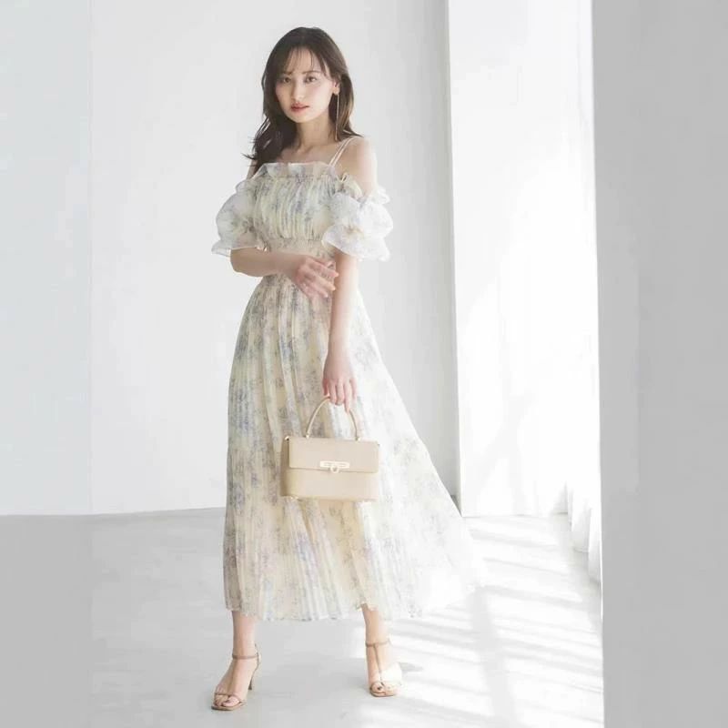Rakuten - ワンピース レディース オフショルダー 花柄 プリーツ ミモレ丈 パフスリーブ スタイルアップ 上品 かわいい 日系 夏 ハイウエスト ポリエステル素材