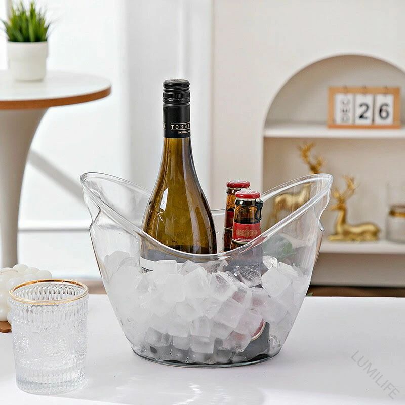 商品：ストレートアイスペール クリア 4L 8L アイス・ペール 大容量 氷入れ 容器 氷 アイスバケツ 人気 ランキング バケツ おしゃれ アイスクーラー 氷入れる容器 溶けない 保存 シンプル 清潔 業務用容量：4L（27.5*16*19.5）；8L（35*25*25）PET材質で、耐久性があり、長期間の使用にも安心です。4L/8Lの大容量で、たっぷりの氷を収納できます。ハンドルが付いており、持ち運びや保管が簡単です。元寶の外観で富を象徴し、家や仕事場に置くと、財がやってくるという事で、金運・財運パワーを引き寄せる力があるとされています。 多くの飲食店など、業務用として選ばれております。 もちろん、ご家庭用としてもお使いいただけます。パーティーや高級店などでも活用できます。季節を問わず、ご家庭や職場で自分用として使用するだけでなく、友人や家族へちょっとしたお礼をする際のプレゼントにも最適です。 中国製★ご注意：パソコンの環境により画面上と実物では多少色具合が異なって見える場合もございます。サイズは手作り測量しましたので、サイズが1-2CM誤差の場合がございます。予めご了承くださいませ。 .アイスペール クリア 元寶の型 保冷用 4L 8L 大容量 氷入れ 氷バケツ アイスバケツ おしゃれ アイスクーラー 氷入れる容器 ワイン クーラー シャンパンクーラー ボトルクーラー ドリンククーラー 置物 雑貨 金運 金運アップ 運気アップ ホームパーティー 業務用 バケツ 氷用 クーラーボックス 保冷容器 大型 冷却用 キャンプ用品 アウトドア パーティー用品 飲み物冷却 冷蔵 保冷剤対応 高耐久 透明 便利 収納 軽量 多機能 飲料用 業務用対応 プレゼント向け ギフト対応 使いやすい 高品質 長持ち 安心設計 環境対応 プラスチック製 清潔 安全設計 耐衝撃 おしゃれデザイン 人気商品 省スペース コンパクト 便利グッズ 夏用品 冬用品 通年使える プレミアム品質 省エネなどの特徴を持ち、ホームパーティーや業務用に最適です。金運アップや運気アップの雑貨としても注目され、ワインやシャンパンの冷却に便利で、おしゃれなデザインが人気です。セールやランキングでも注目されるアイテムで、氷入れやドリンククーラーとして幅広く活用できます。。 指定された配送時間は承っておりません。【LUMILIFE】