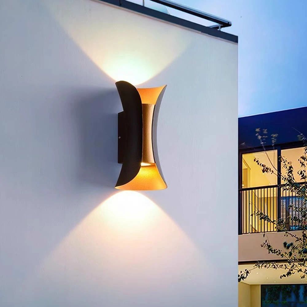 【製品仕様】10Wサイズ：20*8*8cm適用面積: 5-8m20Wサイズ：30*12*11cm適用面積: 8-13m素材：アルミダイカストとブラック色塗装発光色：ウォームホワイト電圧：85-265V光源：LED（内蔵付属）【IP65防水デ...