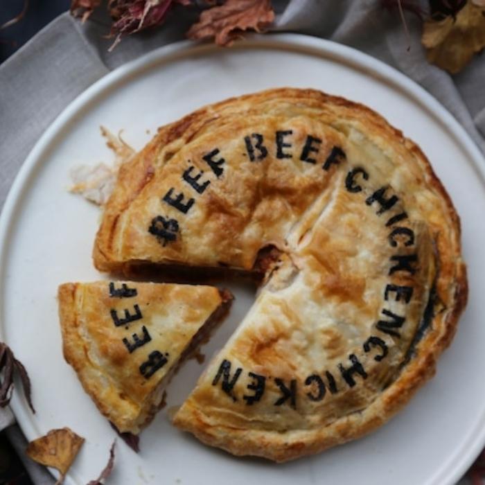 【9/24~27マラソン限定 最大30％OFFクーポン】ビーフ チキン パイ ハロウィン パーティーフード 出産祝い 結婚祝い 内祝い 贈り物 食品 冷凍配送 お取り寄せ 手作り 惣菜 人気 美味しい お試し 欲張り 食べ比べ / ハーフ＆ハーフ ビーフミート＆チキンポット 21cm