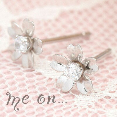 me on... ピアス レディース 朝露がうるむ桜の花が咲く フラワーモチーフK10ホワイトゴールドキュービックジルコニアキャッチタイプ メール便送料無料 プ...