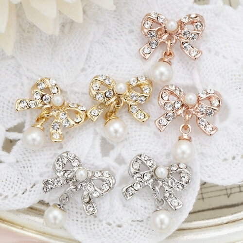 ピアス レディース スタッド チタン製ポスト リボンにストーンをちりばめて 中心にフェイクパール フリンジパール 定番 金属アレルギー対応 シルバー ゴールド ...