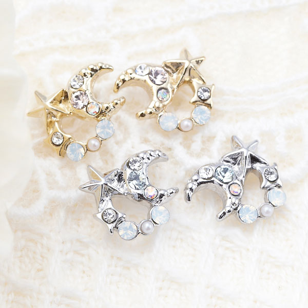 ピアス レディース 星と月が煌めくデザイン チタン製ポスト 金属アレルギー対応 ニッケルフリー 日本製 スタッド 小さい ラインストーン 華奢 可愛い ナチュラ...