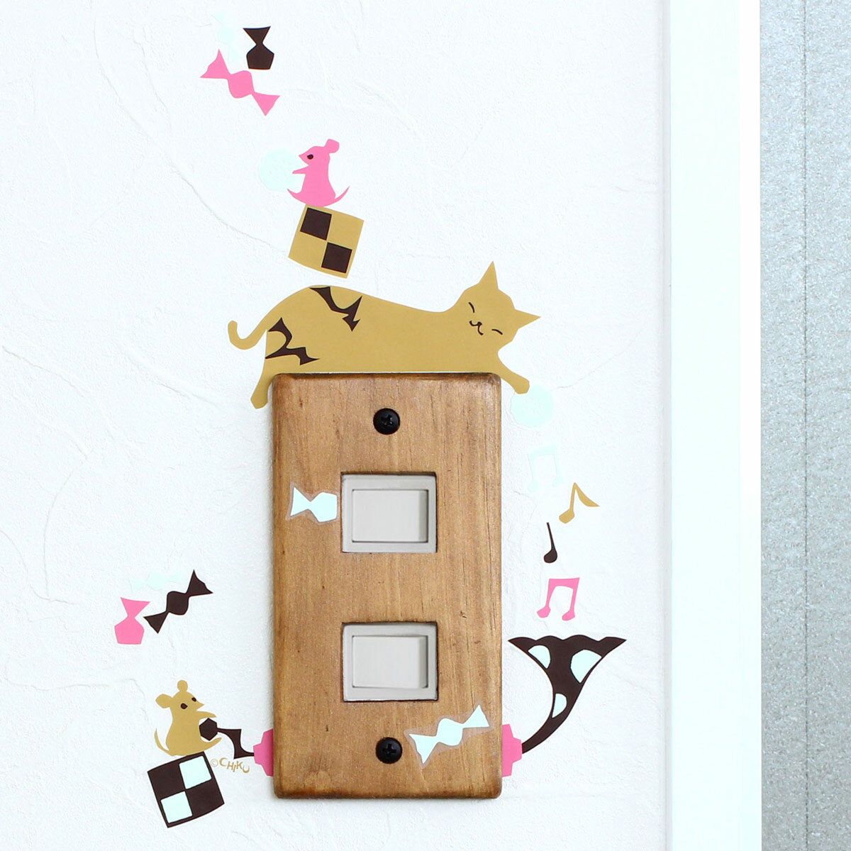 ウォールステッカー 猫のうたた寝シンフォニー 蛍光 スイッチ用ステッカー 光る ハウスジーダ 張ってはがせる模様替え DIY 21センチ