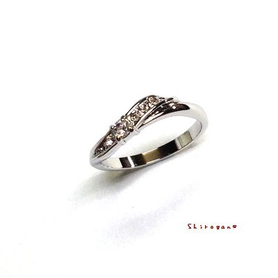 キラキララインリング 指輪 スワロ使用 ロジウムコーティング 細身 シンプル デザイン 上品 デイリー
