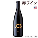 JCB #11 ピノ・ノワール (2021) JCB No.11 Pinot Noir Sonoma No.11： ジャン・シャルルにとって、11歳は人生の中で魔法のような時間であり、無限の可能性を感じ、大きな夢を抱いていた年頃です。必然的に「11」という数字を付けたワインは、お気に入りのピノ・ノワールとなりました。人生の魅惑的な時間を思い出させてくれる一本です。 テイスティングノート：鮮やかで軽やか、親しみやすさを感じる。ソノマ・コースト南部の丘にある古い葡萄畑を彷彿とさせる、柔らかで滑らかな土のノーズに、すぐに興味をそそられる。グラスに注ぐと、カラント、ドライチェリー、カシスの含みが立ち上る。オールドワールドスタイルのピノ・ノワールを飲み始めると、カシス、ピリッとしたドライクランベリー、そしてドライチェリーが続き、誘惑される。ストラクチャーは、口中を覆うようなミッドパレットを持ち、余韻のあるドライな後味は、素晴らしい熟成のポテンシャルを暗示している。数年の熟成で、どのように成長するか愉しめるような逸品。 合う料理：ローストした七面鳥、バーベキューポークリブ、キノコ類の料理などと好相性 葡萄品種：100% ピノ・ノワール *本ヴィンテージが在庫切れの場合、在庫があり価格が同様の場合は自動的に次のヴィンテージに変更されます、ご了承ください。 生産者：ボワセ・シャルル・ジャン by JCB 生産地：アメリカ / カリフォルニア / ソノマ・カウンティ タイプ：赤ワイン 葡萄品種：ピノ・ノワール テイスト：辛口 アルコール度数（%）：13.5% 容量：750ml 熟成：100%フレンチオーク樽で16ヵ月熟成、内33%新樽。