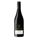 アカルア ピノ・ノワール (2022) Akarua Pinot Noir テイスティングノート：ルビーピンクがかった中位から濃い紫色。甘いダークベリー、ブルーベリー、スパイス、キノコ、ほのかななめし革の芳醇なアロマを示す。フルボディな味わいは、甘いダークチェリー、スパイス、ドライハーブ、スモーキーなオークを伴う。凝縮していて鮮やかな酸味と滑らかで繊細なテクスチャーを持ち、非常に長いミネラルの後味が続く。 合う料理：仔羊のロースト、キノコ料理、甘みや酸味ある野菜料理 葡萄品種：ピノ・ノワール サスティナブル認証：SWNZ認証 生産者：アカルア バロン・エドモンド・ド・ロートシルト 生産地：ニュージーランド / セントラル・オタゴ タイプ：赤ワイン 葡萄品種：ピノ・ノワール テイスト：辛口 アルコール度数（%）：13% サーブする温度：16℃から18℃ 容量：750ml テロワール：畑は海抜240～270メートルに位置し、生育期は典型的な乾燥気候で、日中は暖かく、夕方は涼しい。土壌は典型的な砂質ロームと片岩で、水はけがよく、肥沃度は低い。 葡萄畑の位置：セントラル・オタゴ 気候：半大陸性気候 地質：シストと砂質ローム土壌 収穫：手摘み 醸造：各バッチはほぼ除梗するが、一部房ごと、約3週間果皮とともに発酵する。その後優しく圧搾し、フレンチオーク樽で熟成する。 熟成：フレンチオーク樽で9ヵ月熟成、内20%新樽 酸度：5.84g/L PH：3.57 残糖度：0.14g/L 香港インターナショナル・ワイン＆スピリッツ・コンペティション　シルバー！