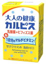 ・大人の健康を応援するカルピス。カルピスのおいしさを楽しみながらおいしく健康維持。 メーカー：エルビー JANコード：4901277251224他 WEBコード：484994 ★大人の健康カルピス　乳酸菌+ビフィズス菌　1日分のマルチビタミン / 29142　125mL ・乳酸菌＆ビフィズス菌・1日分のマルチビタミン（C、B6、B12）を配合。 ●原材料／果糖ぶどう糖液糖（国内製造）、脱脂粉乳、乳酸菌飲料、酵母エキスパウダー、 乳酸菌乾燥粉末（殺菌）、デキストリン、ビフィズス菌（殺菌）／酸味料、香料、 安定剤（増粘多糖類）、ビタミンC、甘味料（アスパルテーム・L-フェニルアラニン化合物、アセスルファムカリウム）、 ビタミンB6、ビタミンB12、（一部に乳成分・大豆を含む） ●栄養成分／（125mL当たり） エネルギー35kcal、たんぱく質0.5g、脂質0g、炭水化物8.2g、食塩相当量0.2g、ビタミンB6 1.3mg、 ビタミンB12 2.4～5.2μg、ビタミンC100～210mg ●アレルギー／乳成分・大豆 ●栄養機能食品／ビタミン ●賞味期限／製造後6ヶ月 ●生産国／日本 ★大人の健康カルピス　乳酸菌+ビフィズス菌　カルシウム・鉄分 / 29140　125mL ・乳酸菌＆ビフィズス菌・カルシウム・鉄分を配合。 ●原材料／ 果糖ぶどう糖液糖（国内製造）、脱脂粉乳、乳酸菌飲料、酵母エキスパウダー、 乳酸菌乾燥粉末（殺菌）、デキストリン、ビフィズス菌（殺菌）／酸味料、乳酸カルシウム、 安定剤（増粘多糖類）、香料、甘味料（アスパルテーム・L-フェニルアラニン化合物、アセスルファムカリウム）、 ピロリン酸第二鉄、（一部に乳成分・大豆を含む） ●栄養成分／（125mL当たり） エネルギー31kcal、たんぱく質0.5g、脂質0g、炭水化物7.2g、食塩相当量0.1g、カルシウム64～97mg、鉄0.66mg ●アレルギー／乳成分・大豆 ●栄養機能食品／鉄、カルシウム ●賞味期限／製造後6ヶ月 ●生産国／日本【健康食品】介護用、介助用、高齢者用、お年寄り、年より、シニア用、ご年配用、老人用、男性用、紳士、メンズ、女性用、婦人、レディース、ミドル、中年、おじいちゃん、おばあちゃん