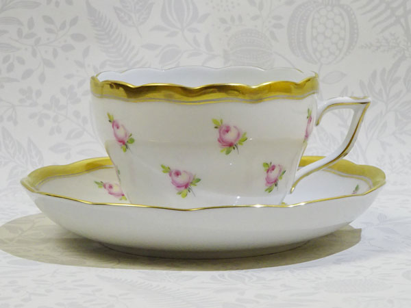 繊細なバラのモチーフが散りばめられたヘレンドの朝露の小薔薇。厚みのあるゴールドが丁寧に施され華やかさの中にも落ち着いた気品が漂います。白磁の柔らかな光沢と金彩の輝きが調和しテーブルにクラシカルな格調を添える一品です。 ■新品 ■HEREND(ハンガリー) ■ティー、コーヒー兼用カップ＆ソーサー ■商品番号：20730-2-00/PTRA(カップ)　20706-1-00/PTRA(ソーサー) ■カップ　口径：8．7cm　高さ：5．8cm　容量：200cc ■ソーサー　直径：14．2cm ■ブランド箱なし (当サイトの記載内容及び画像の変更・改ざん・転記・その他違法行為は禁じられています。)