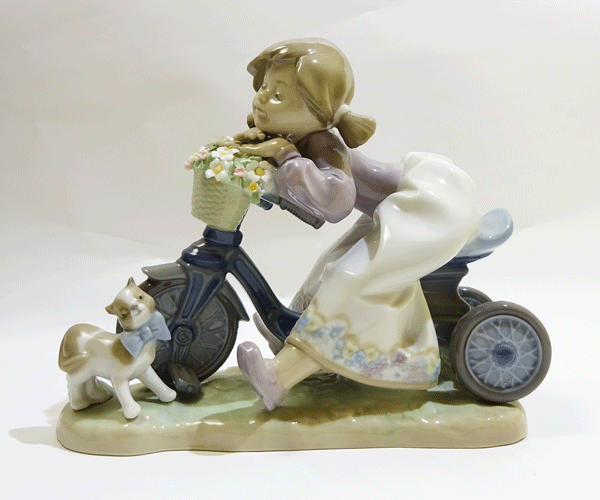 ■LLADRO(スペイン) ■約高さ：15cm　幅：18x10cm ■ブランド箱付 新品ですが箱に汚れやダメージがありギフトには向きませんブランドの包装紙や袋はありません。 (許可なく当サイトの記載内容及び画像の変更・改ざん・転記・その他違...