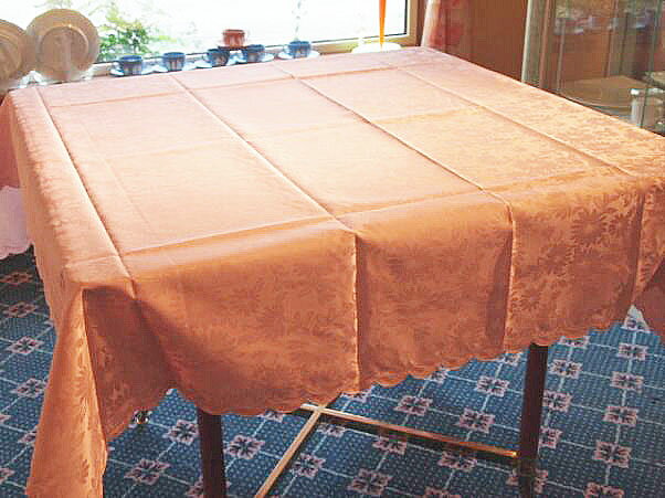 ■サイズ：150x150cm（正方形） ■ジャガード織り ■ポリエステル：80％ ■コットン：20％ ★しっかりとした厚みのあるドイツのテーブルクロスです。 ※実物と色や質感が多少異なってみえる場合があります。　