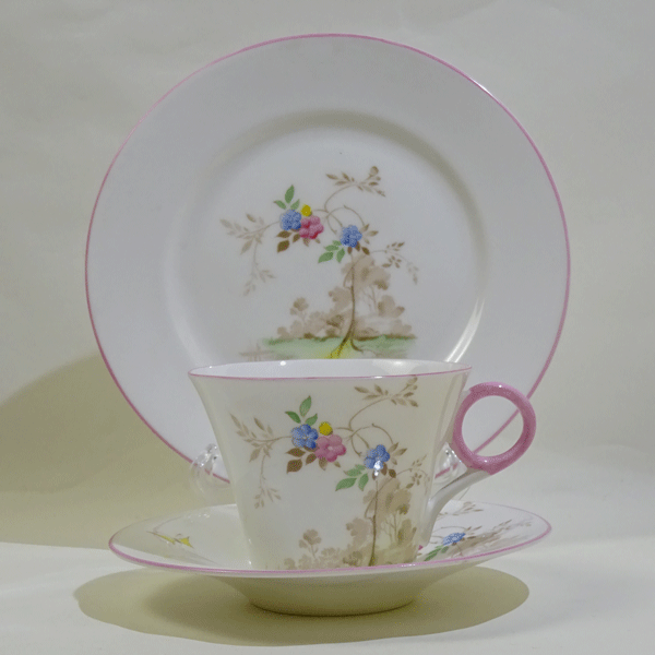シェリー ピンク＆バタフライ カップソーサーとプレートのトリオ