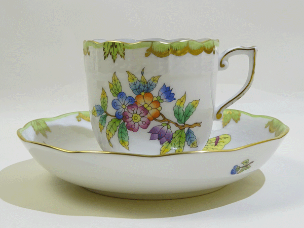 こちらは毎日のコーヒータイムを特別なひとときに変える逸品です。このカップとソーサーは、おおまかな配置を保ちつつ、一つ一つの花のモチーフや柄が異なるため、世界に一つだけの個性を持っています。縁取りに施された縁は、高貴な輝きを放ちヘレンドの中でも異彩を放つデザインとなっています。■新品 ■HEREND(ハンガリー) ■VBO(ヴィクトリアブーケ) ■カップ 口径：7cm　高さ：6．8cm　容量：150cc ■ソーサー14cm　 ■ブランド箱なし ■こちらのシリーズは全体の雰囲気に影響はありませんが一点一点柄が少しずつ異なります。送付の商品の絵付けが画像と全く同じとは限りません。 (許可なく当サイトの記載内容及び画像の変更・改ざん・転記・その他違法行為は禁じられています。)