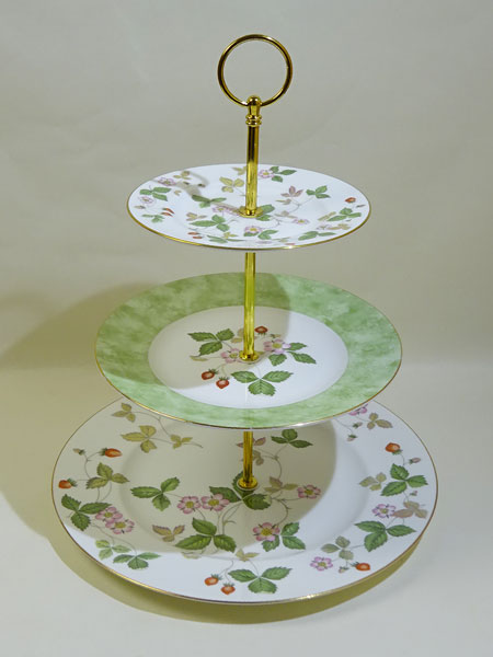 ウェッジウッド ワイルドストロベリーアクセントプレート3段ケーキスタンド 送料込み