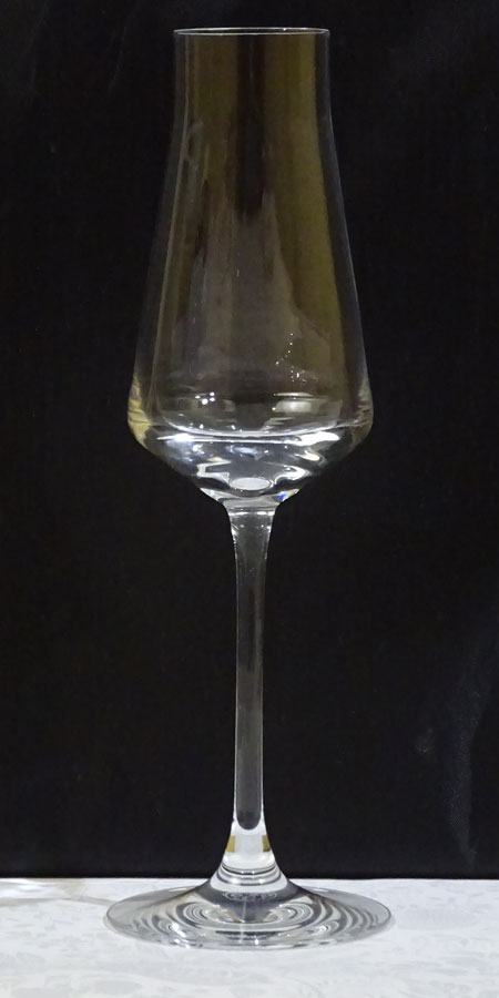 ■Baccarat(フランス) ■海外直輸入USED品 ■無色透明クリスタル ■口径：4cm ■高さ：24．2cm ■容量：210cc ■箱無し ※全体で見るとわかりにくいかもしれませんが、グラスに水跡のような曇りがあります。特に台の部分で見るとわかりやすいです。 ※2枚目の画像にグラスに縦の線がありますが画像の反射です。タテに傷があるわけではありません。 ※筆記体のロゴが入った品なので1990年以降の品です。 ※バカラのグラスはハンドメイドのため微妙な高さや厚み、重さに多少の個体差があります。 ──────────── バカラの年代について(円形タイプの場合) 1936年以前*ロゴマークがありません。 1936〜1969*少しぼやけた感じの円形のロゴマークとなります。 1970〜1990*それ以前の年代よりはっきりした印字の円形マークとなります。 1990〜2000年以降*円形マークに加えて筆記体のBaccaratの文字が入ります。 ──────────── (当サイトの記載内容及び画像の変更・改ざん・転記・その他違法行為は禁じられています。)