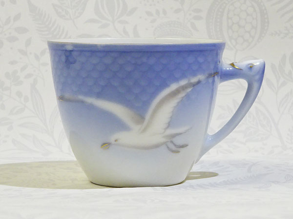 カップの中に茶系の点が1か所あります。カップの上のゴールドラインが薄くなっています。カップの鱗模様の上部分にブルーの色が少し色抜けしている部分があります。 ■海外直輸入USED品 ■Bing＆Grondahl ■デンマーク製 ■商品内容：カップのみ ■サイズ：口径7．8cm　高さ6．4cm　容量180cc (許可なく当サイトの記載内容及び画像の変更・改ざん・転記・その他違法行為は禁じられています。)