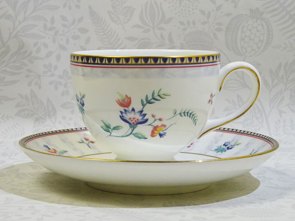 カップが黒壺マーク、ソーサーがブランド創始者のJosiah Wedgwood没後200年記念で1995年に発売されたBICENTENARYのマークの品となります。ソーサーにはセカンド品を表すスクラッチ/消し線が入っていて、表面中央の円形部分に最長4cm程度の切りキズがありますがカップは使用感なく新品に近い状態です。 ■海外直輸入USED品 ■Wedgwood ■製造国：イギリス ■シェイプ：リー型　コーヒー、ティー兼用 ■カップ：口径8．5cm　高さ6．8cm　容量180cc ■ソーサー：14．7cm (許可なく当サイトの記載内容及び画像の変更・改ざん・転記・その他違法行為は禁じられています。)