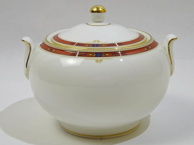 シンプルなボーンチャイナの白にアメリカのコロラド州の旗の色(レッド、ブルー、イエロー)を基調としたボーダー柄が特徴のシリーズです。 ■Wedgwood　COLORADO ■USED品 ■Made in England(イギリス製) ■口径：約6．5cm　幅：約12cm　高さ：約10cm　容量：250cc ■ブランド箱なし ※ポット上部分のゴールドに少し剥げている部分がありますが、全体的には使用感なくきれいな状態です。 裏のマークに数字やチェック記号のようなものが入っていたりいなかったりしますが、管理上や試し描き等によるもので、特に意味のあることではありません。 ・BONE CHINAとは磁器製法の名称です。(許可なく当サイトの記載内容及び画像の変更・改ざん・転記・その他違法行為は禁じられています。)